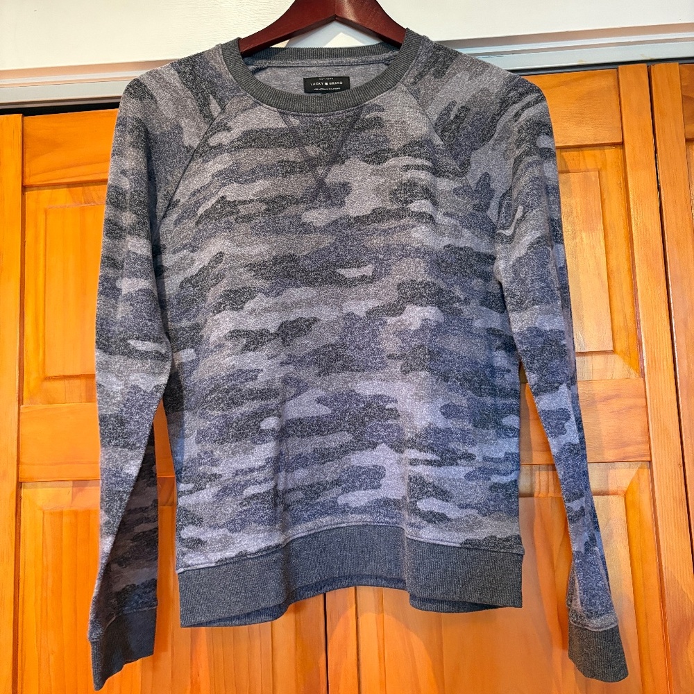 Lucky Brand Muted Camo Sweatshirt in Size Medium, Gray and Black